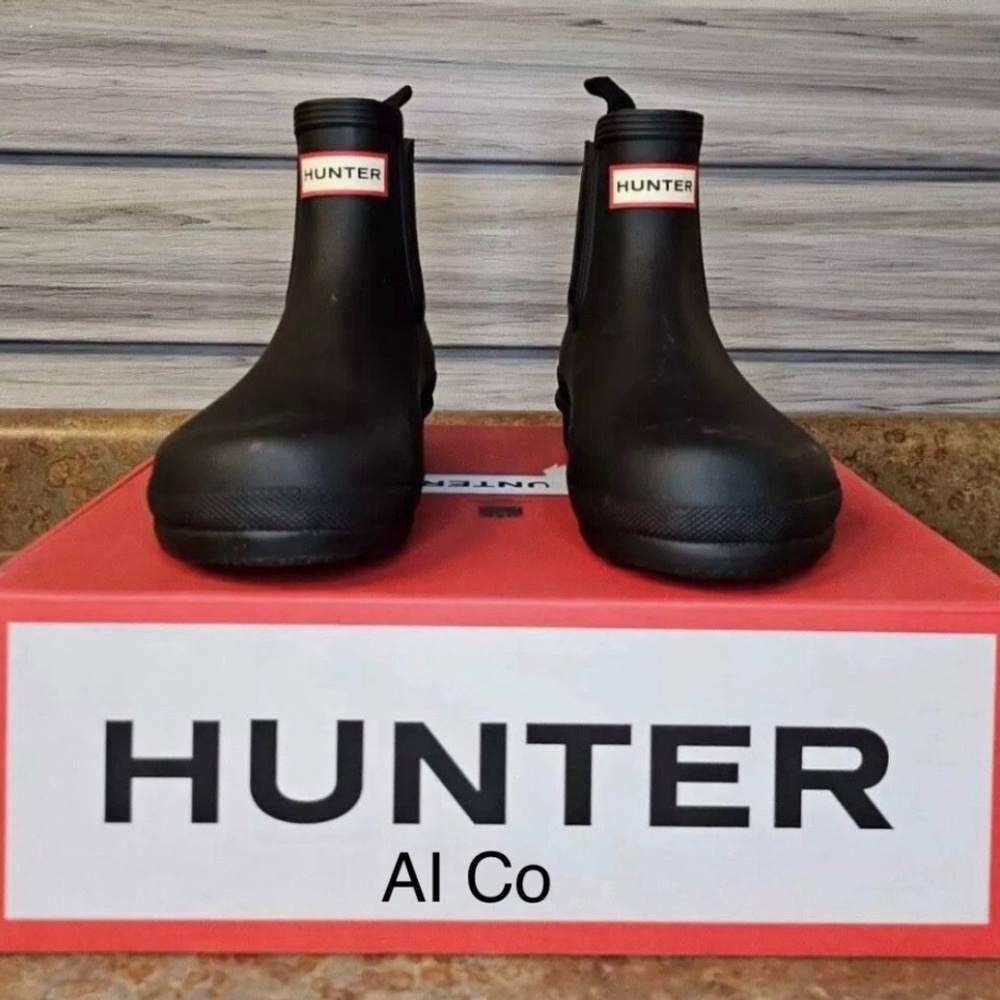 Hunter Women's Black Insulated Original Logo Chelsea Boots Waterproof Trending